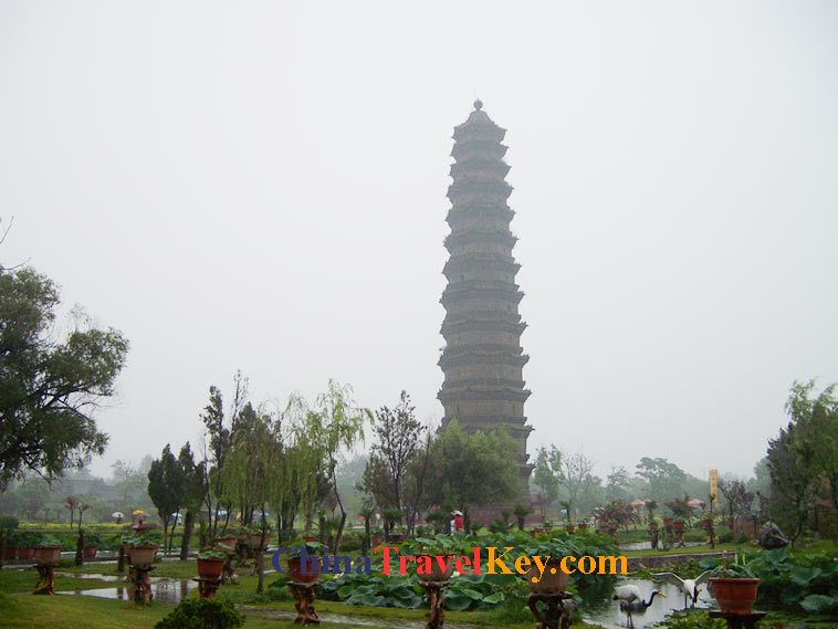 photo of kaifeng iron pagoda park