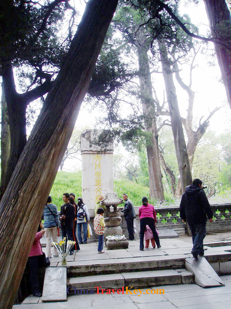 photo of qufu cemetery of confucius 