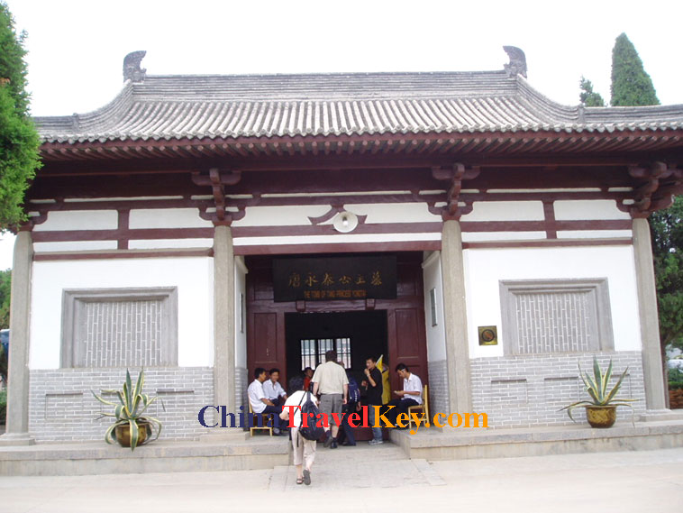 Yongtai Tomb (1st photo)