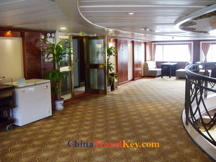 photo oriental king ship inside