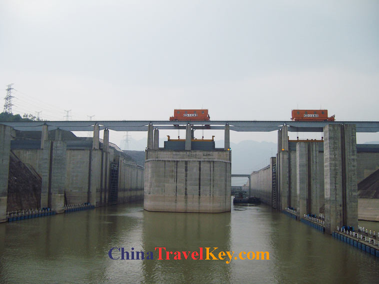 photo of yangtze river ship lock